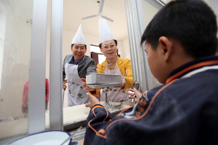 王成安 尹建平伉俪爱心回访图集
