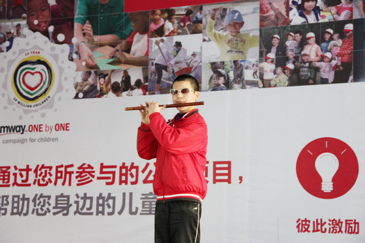 志愿者帮助的残疾儿童的成长也是我们的骄傲