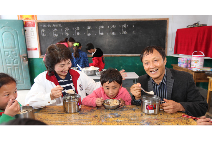 爱心捐人与学生共进午餐