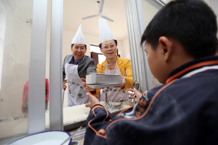 爱心捐赠人为学生打午餐
