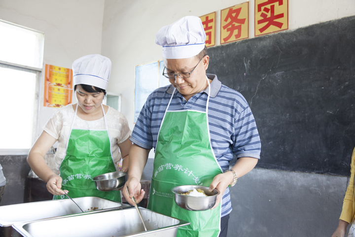 爱心捐赠人为学生打午餐