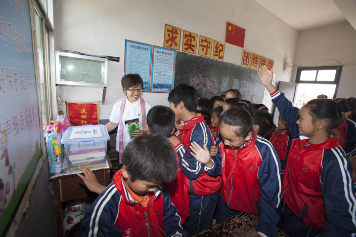 爱心捐赠人为学生分发课外书籍