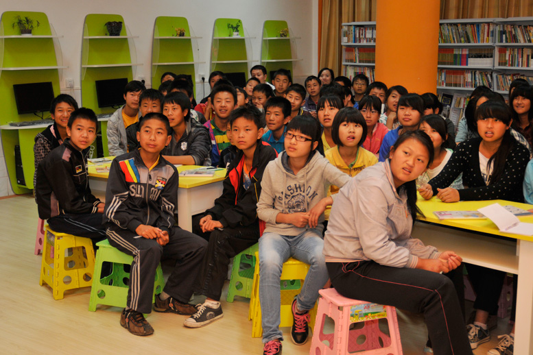 安利公益基金会在云南澄江第四中学成立了“彩虹梦想中心”，让孩子们体验到一种与总不同的教育方式。在这里，孩子们可以不用记笔记，可以畅所欲言，可以自由的表达自己的想法，了解到从课本中学不到的知识。