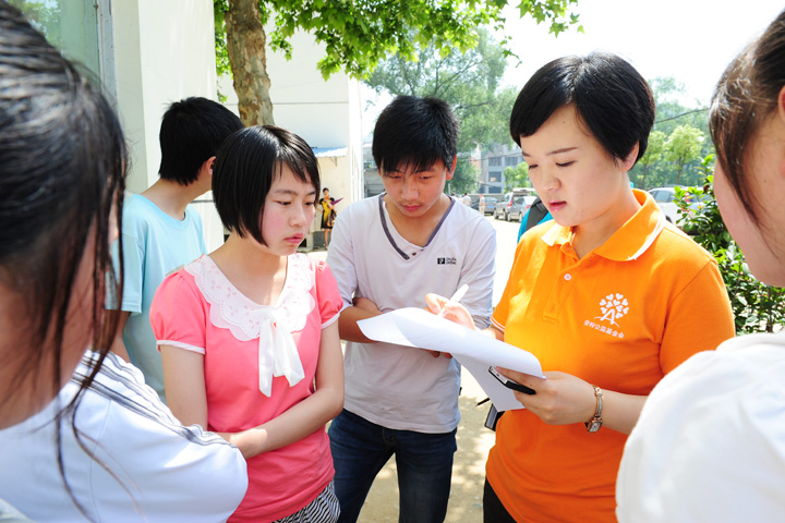 安徽志愿者欧葛在汤家汇中心学校进行学生访谈