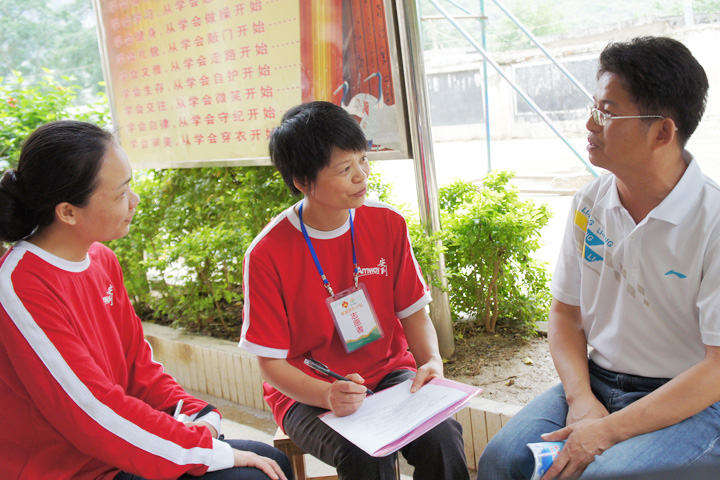 5月21日志愿者李桂江和凌凤仙在田东县新安小学与校长黄宪昌进行访谈
