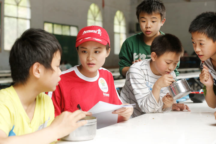 春苗督导员邓清秀对学生进行回访