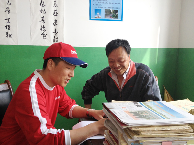 志愿者祁占秀在凤岭中学与校方访谈