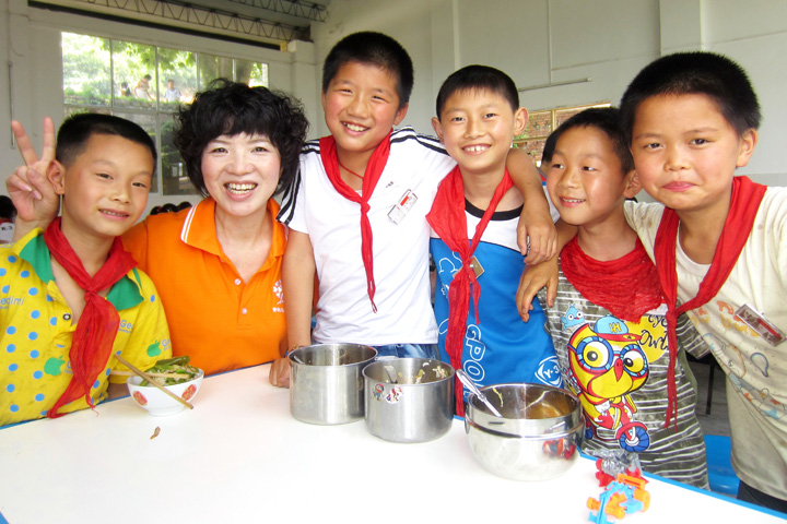 志愿者程蜀媛在江津清江镇小学与孩子们互动合影