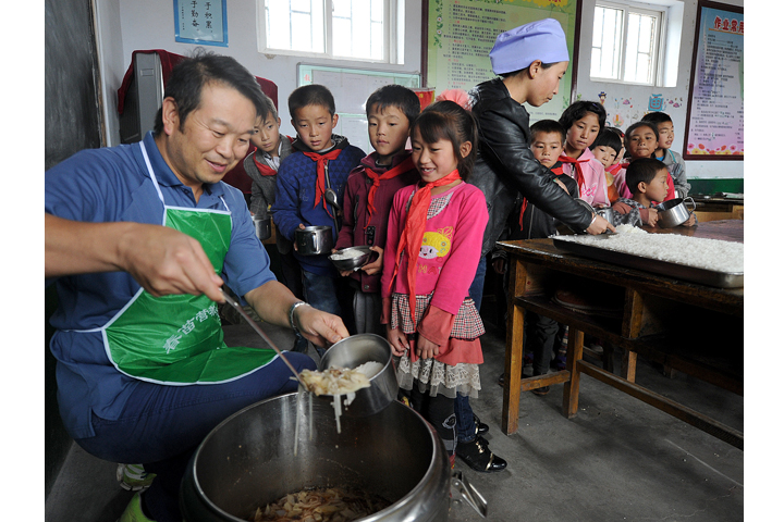 爱心捐赠人为学生打午餐
