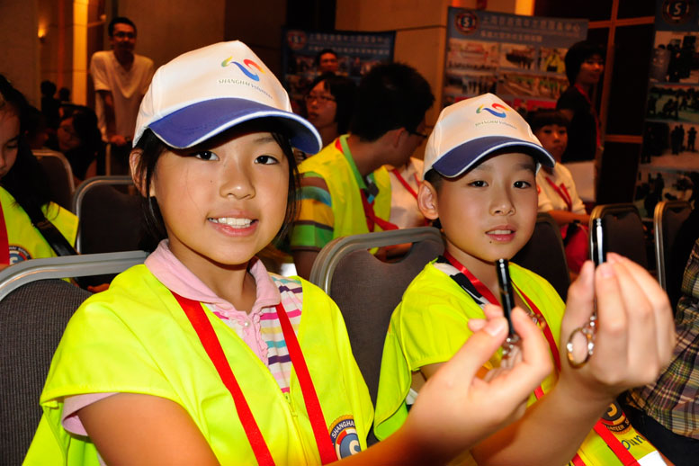 8月20日清晨，邓林峰和杨一言共同踏上前往上海，参加“2012年阳光夏令营”。今年6月，在安利公益基金会发起的“阳光手拉手小社团—城市发现之旅”活动中，来自重庆大坪小学的6年级学生邓林峰与鹅岭小学的3年级流动儿童杨一言成为了好朋友。