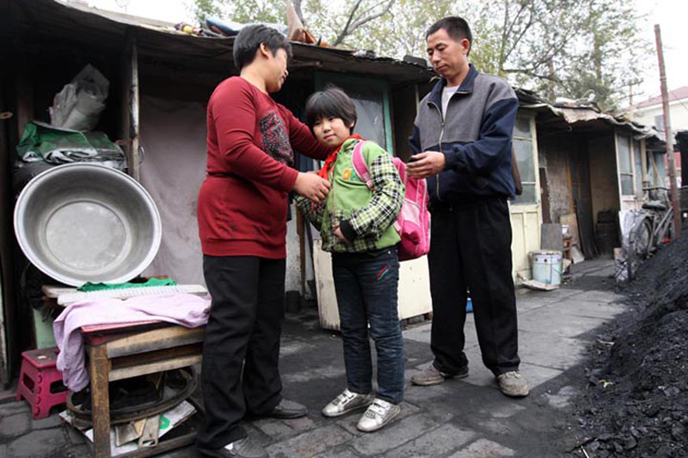 天津河西区尖山小学四年级（2）班的李华楠老家在河北邯郸。现在和爸爸妈妈还有弟弟一家四口住在天津煤区的一个十平米的棚房里。